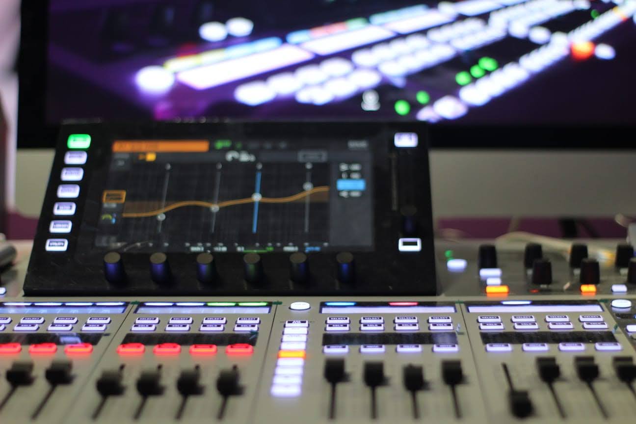 Digital mixing board